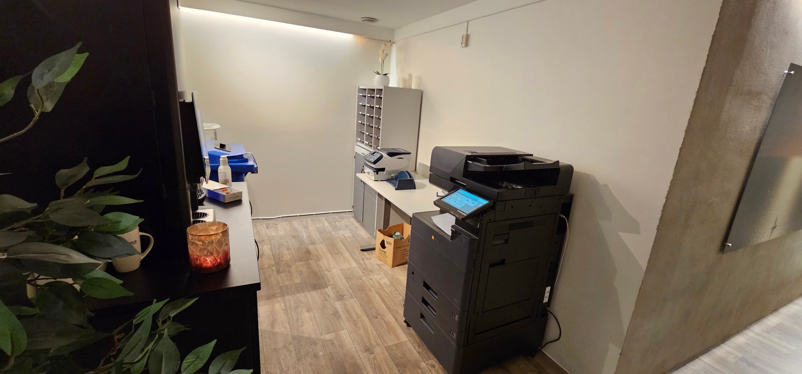 Kopimaskin og kaffeautomat i eget område Galleribilde