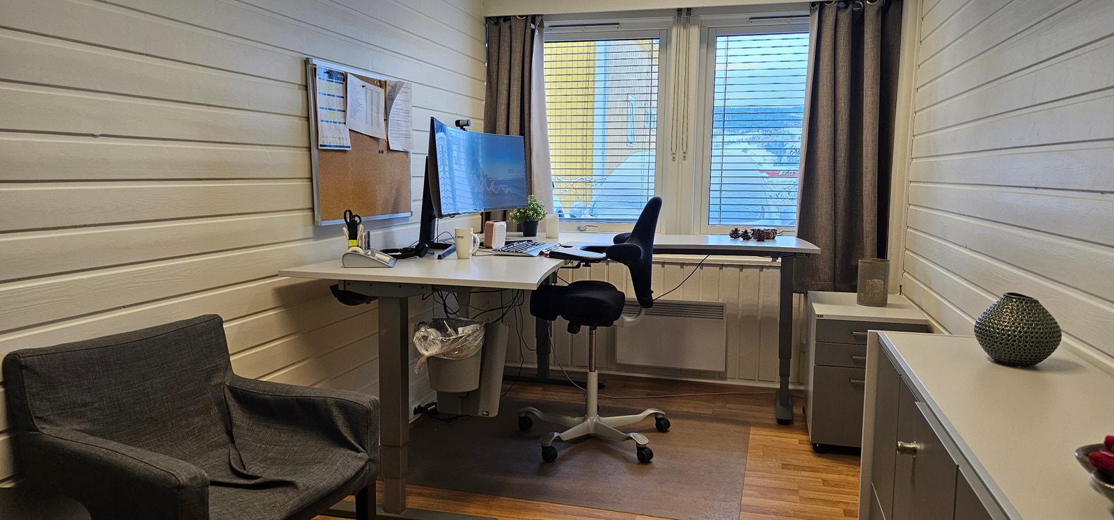 Romslige cellekontorer der alle er møblert med arbeidspult Galleribilde