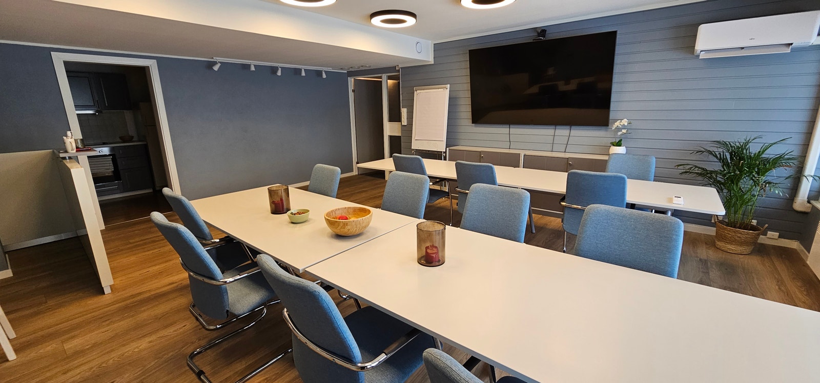 Kontorlokalet har et stort møterom/kantine med alle møteromsfasiliteter. Møterommet er innredet og klart til bruk. Galleribilde