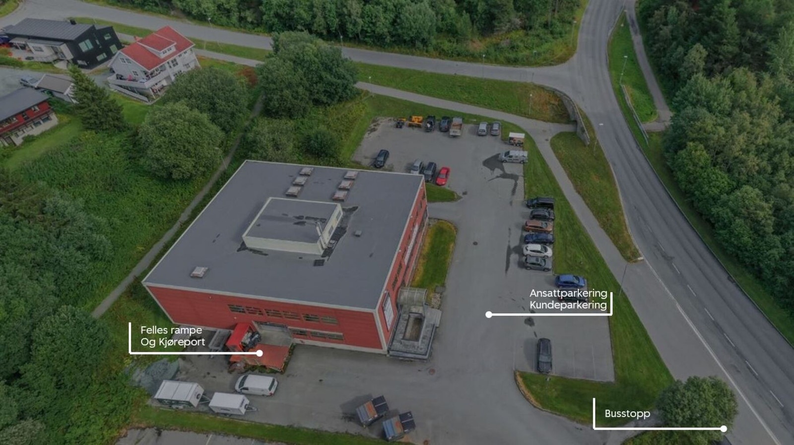 Enkel adkomst fra E6, det er rikelig med parkering på eiendommen. Ny leietaker av lagerarealet disponerer felles rampe og kjøreport. Galleribilde