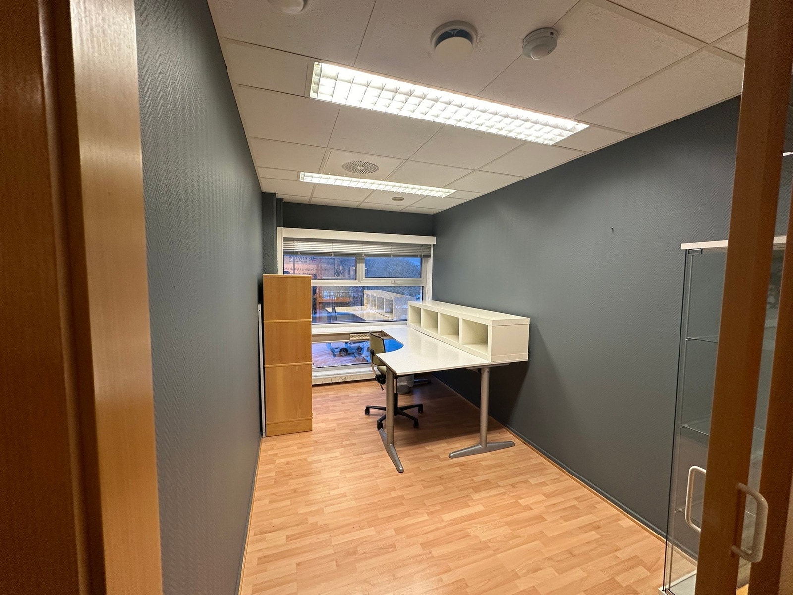 I tillegg til lageret vil ny leietaker disponere kontorplass i kontorfellesskapet i 2. etasje. Her finnes kontorfasiliteter som spiserom/kjøkken, sosial sone og toaletter. Galleribilde