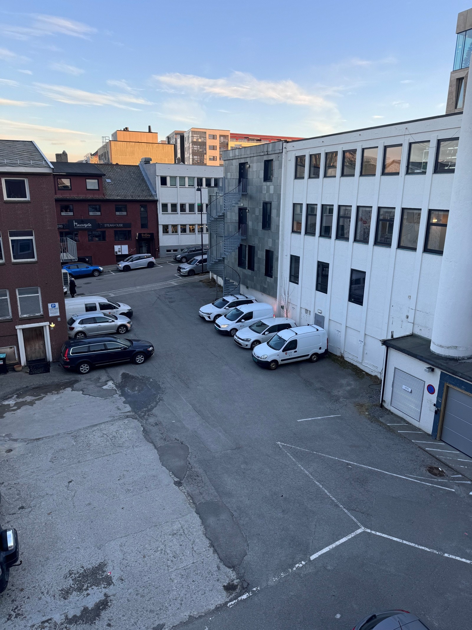 Bakgård/parkering Galleribilde