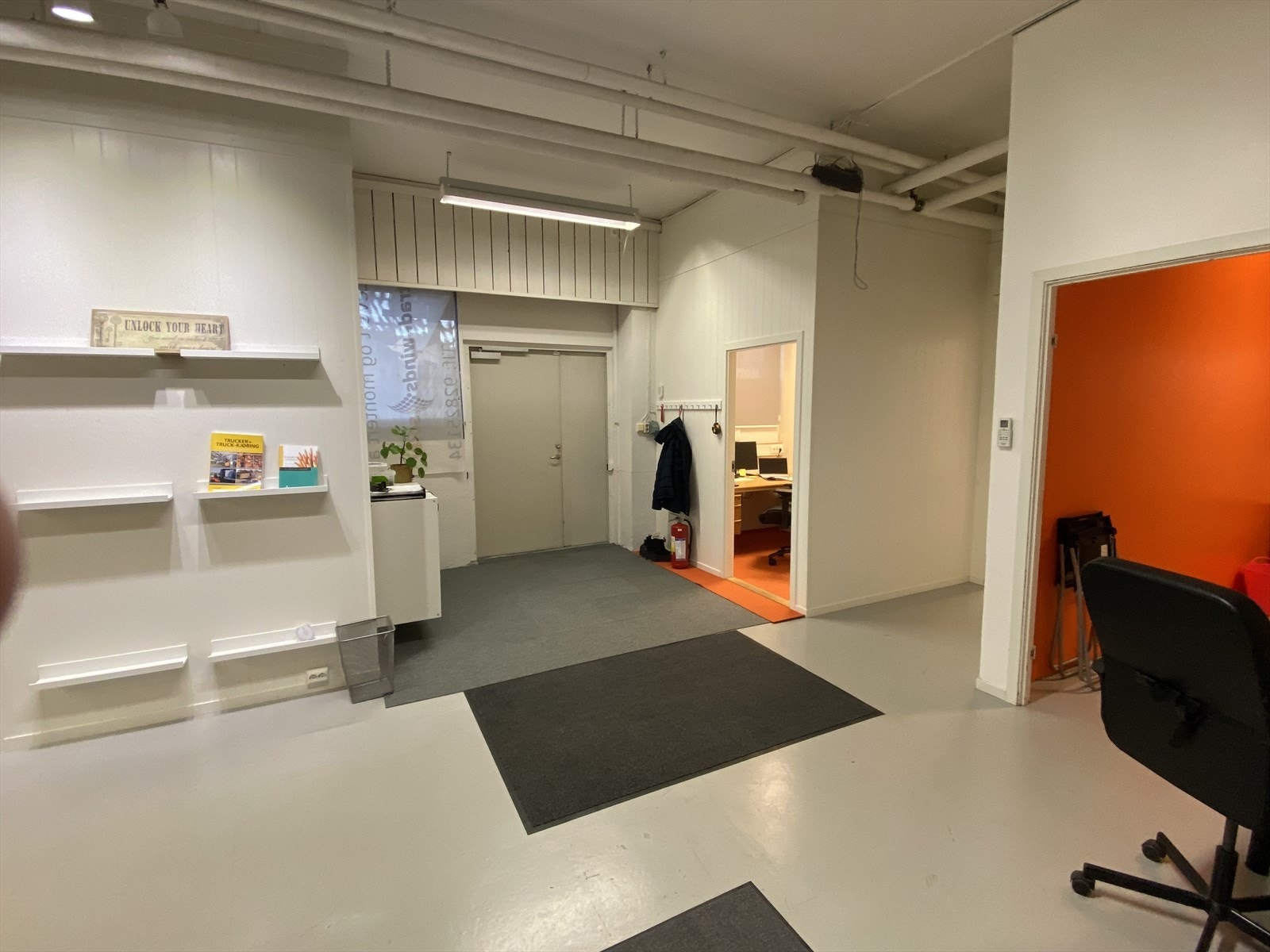 Inngang med forretning. Galleribilde