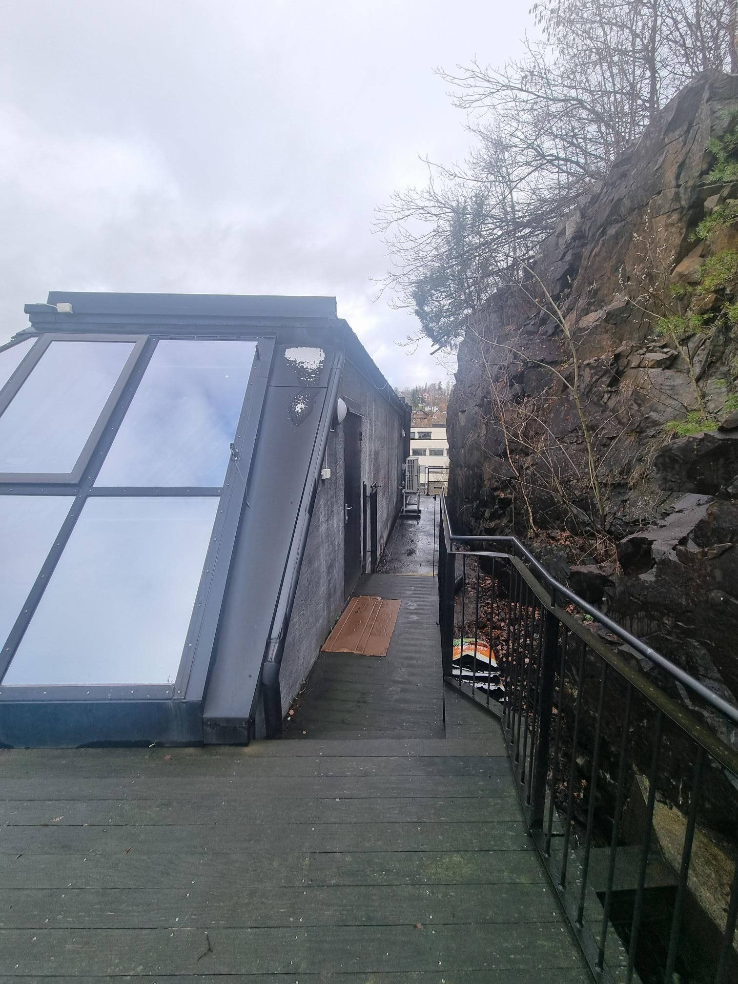 4.etg. har utgang til usjenert takterrasse med flott utsikt Galleribilde