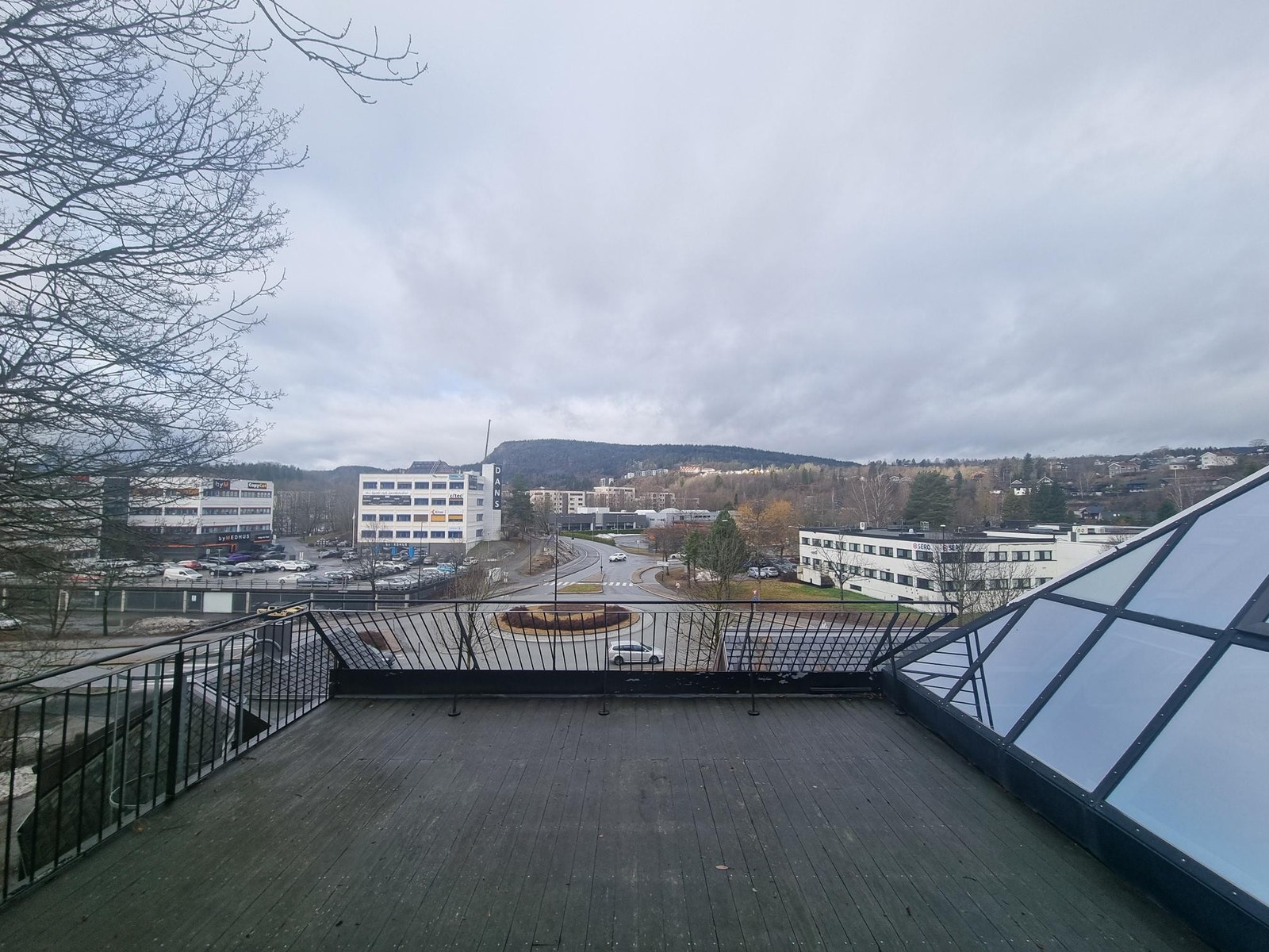 4.etg. har utgang til usjenert takterrasse med flott utsikt Galleribilde