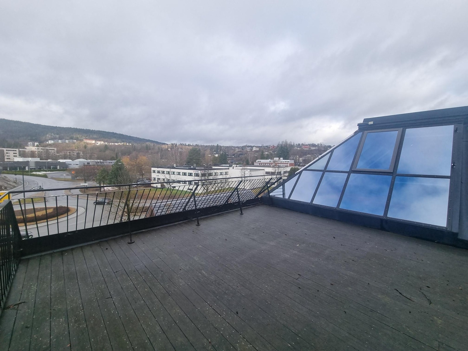4.etg. har utgang til usjenert takterrasse med flott utsikt Galleribilde
