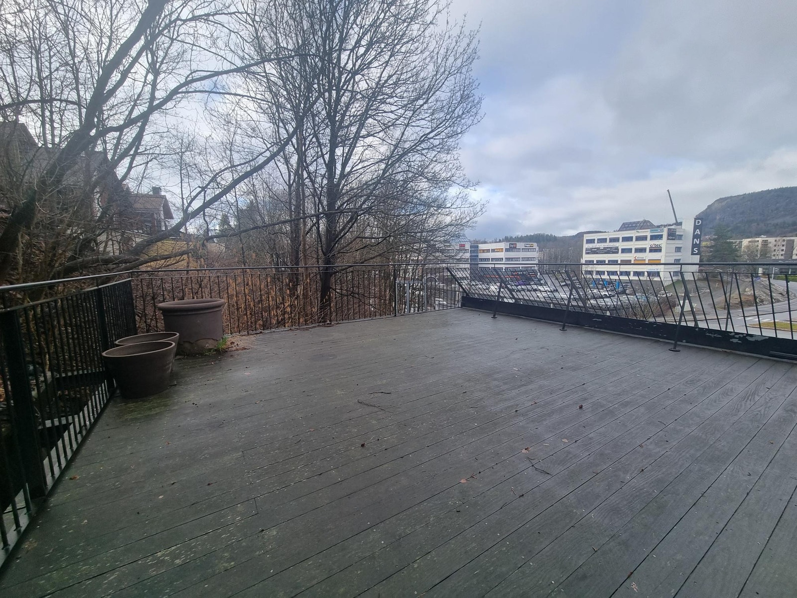 4.etg. har utgang til usjenert takterrasse med flott utsikt Galleribilde
