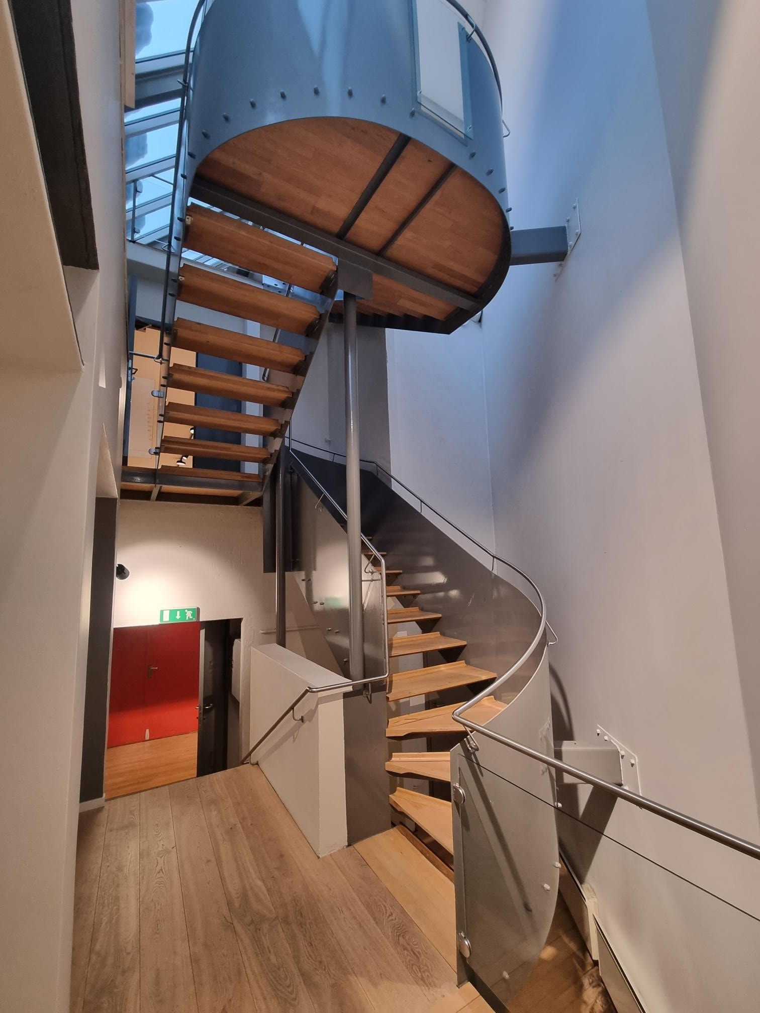 Moderne trapp fra 1.etg til 3.etg. Galleribilde
