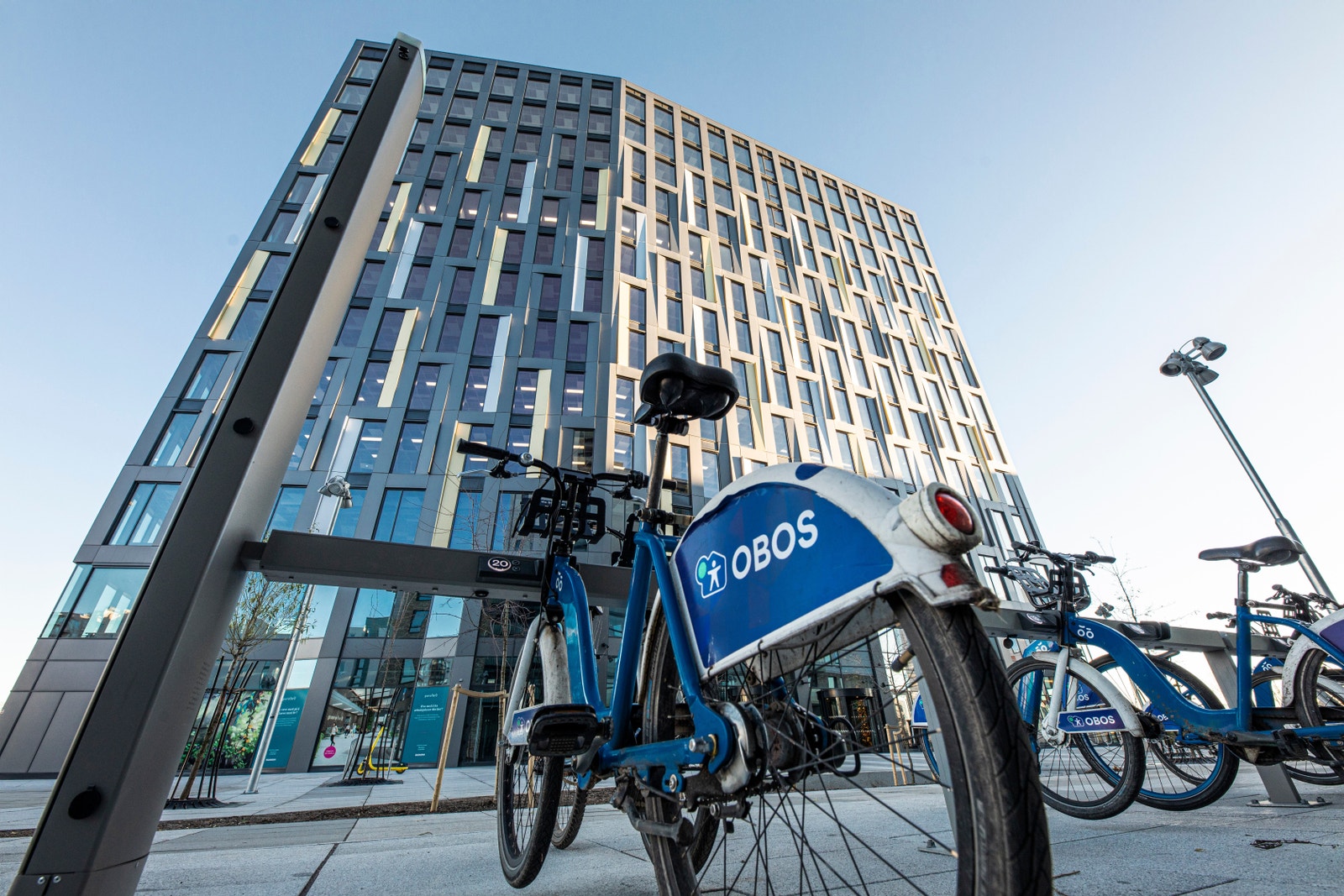 Topp moderne kontorbygg med enkel tilkomst med offentlig kommunikasjon eller bysykkel/elsykkel. Galleribilde