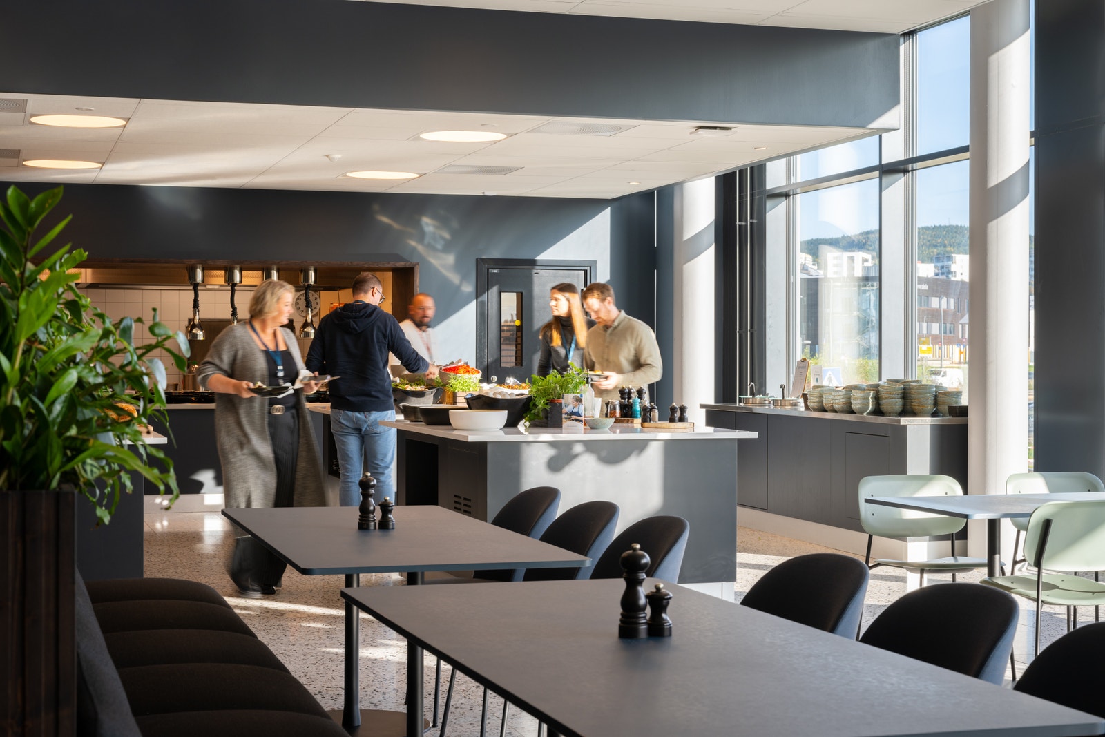 Kantine i 1.etg. med herlige retter. Galleribilde