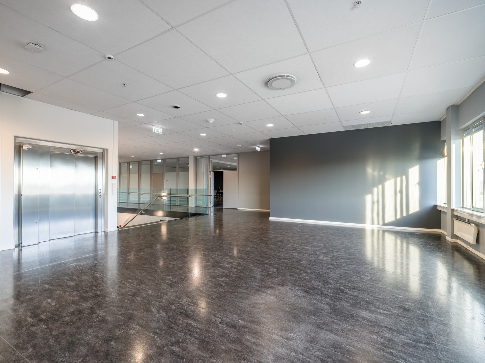 Flotte kontorlokaler i umiddelbar nærhet til lager. Galleribilde