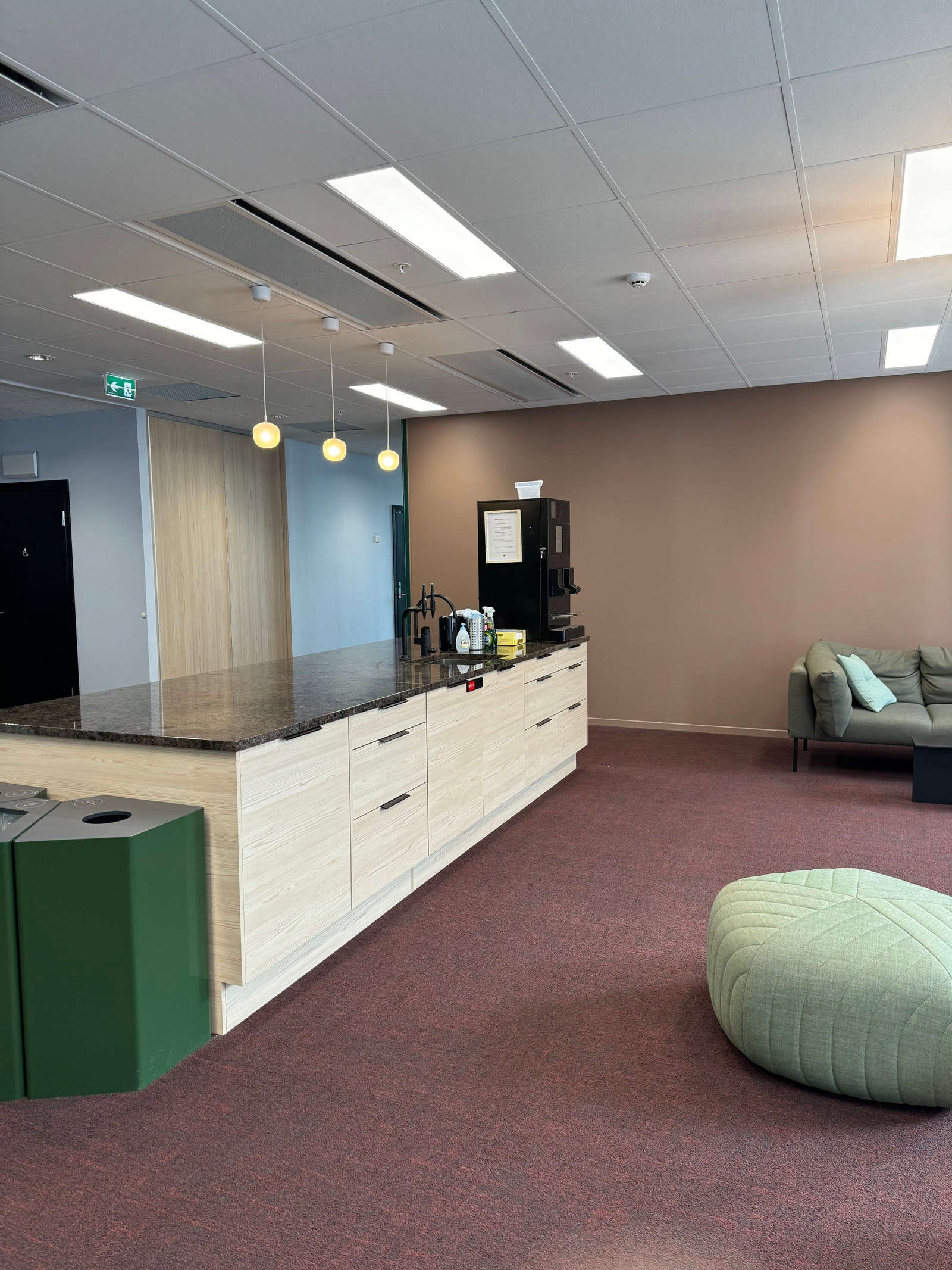 Kaffemaskin, vann, kjøleskap m.m rett ved. Galleribilde