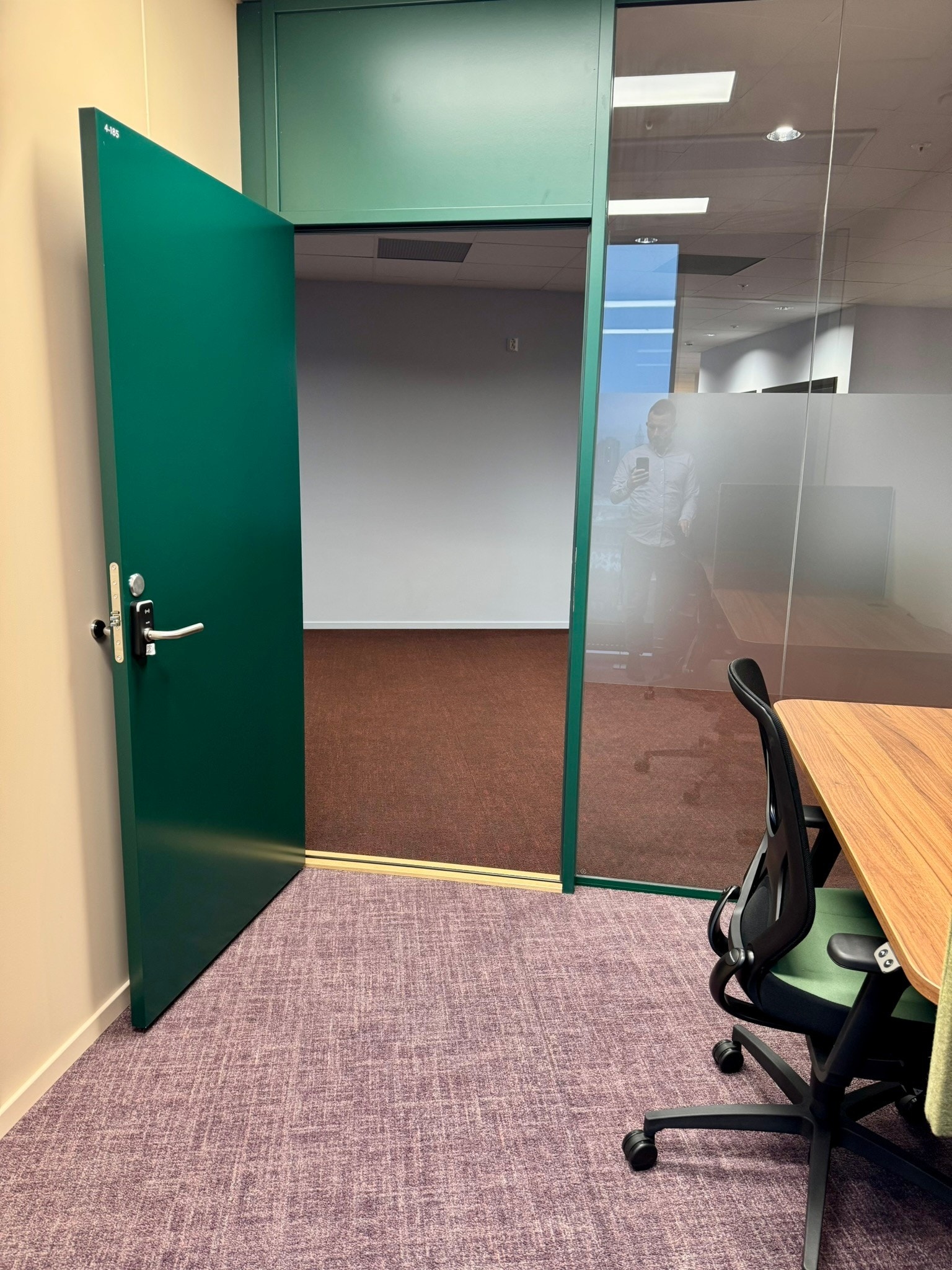 Privat kontor med elektronisk dørlås. Galleribilde