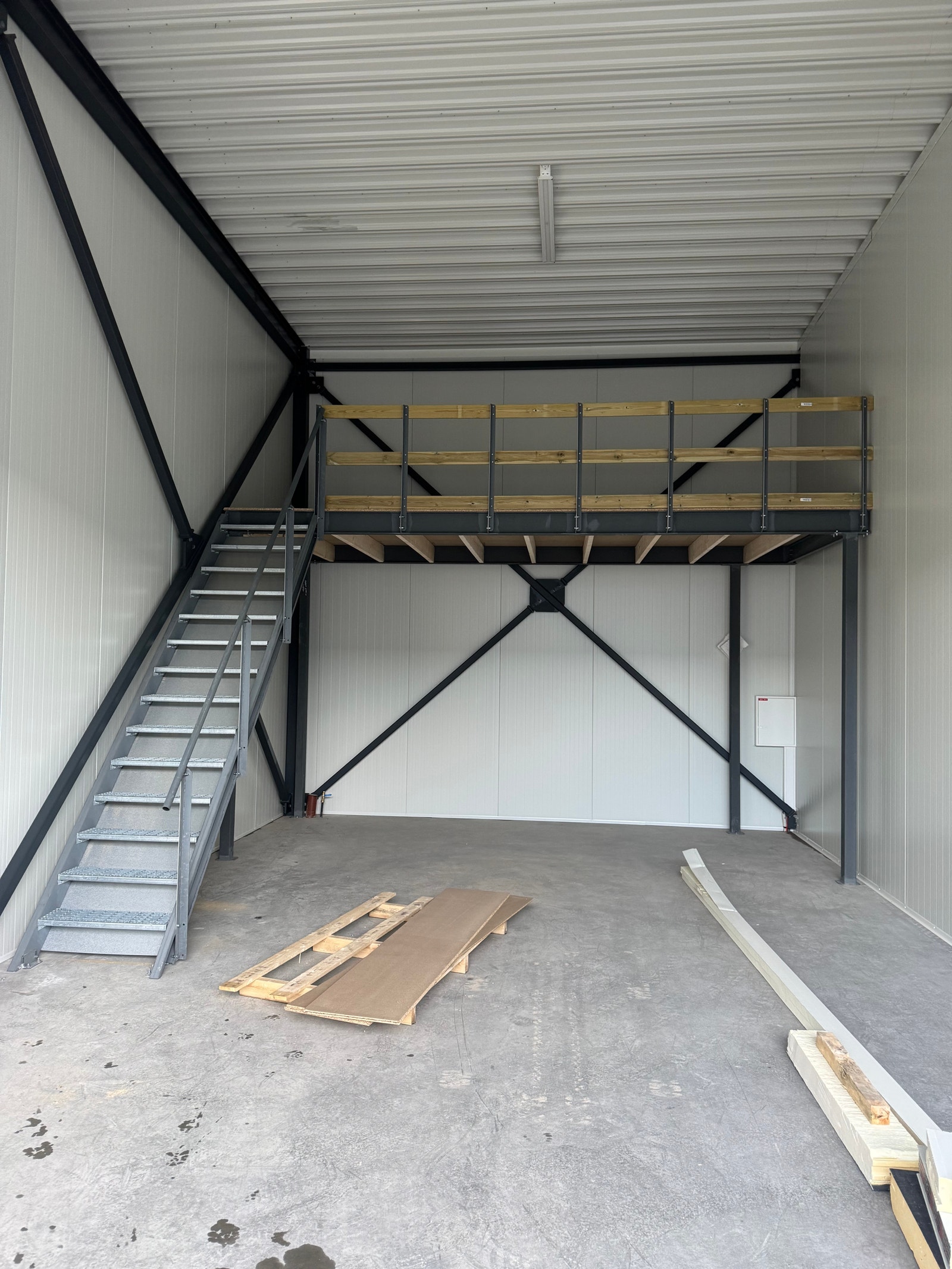 Nybygd mesanin med bjelkelag og gulv Galleribilde