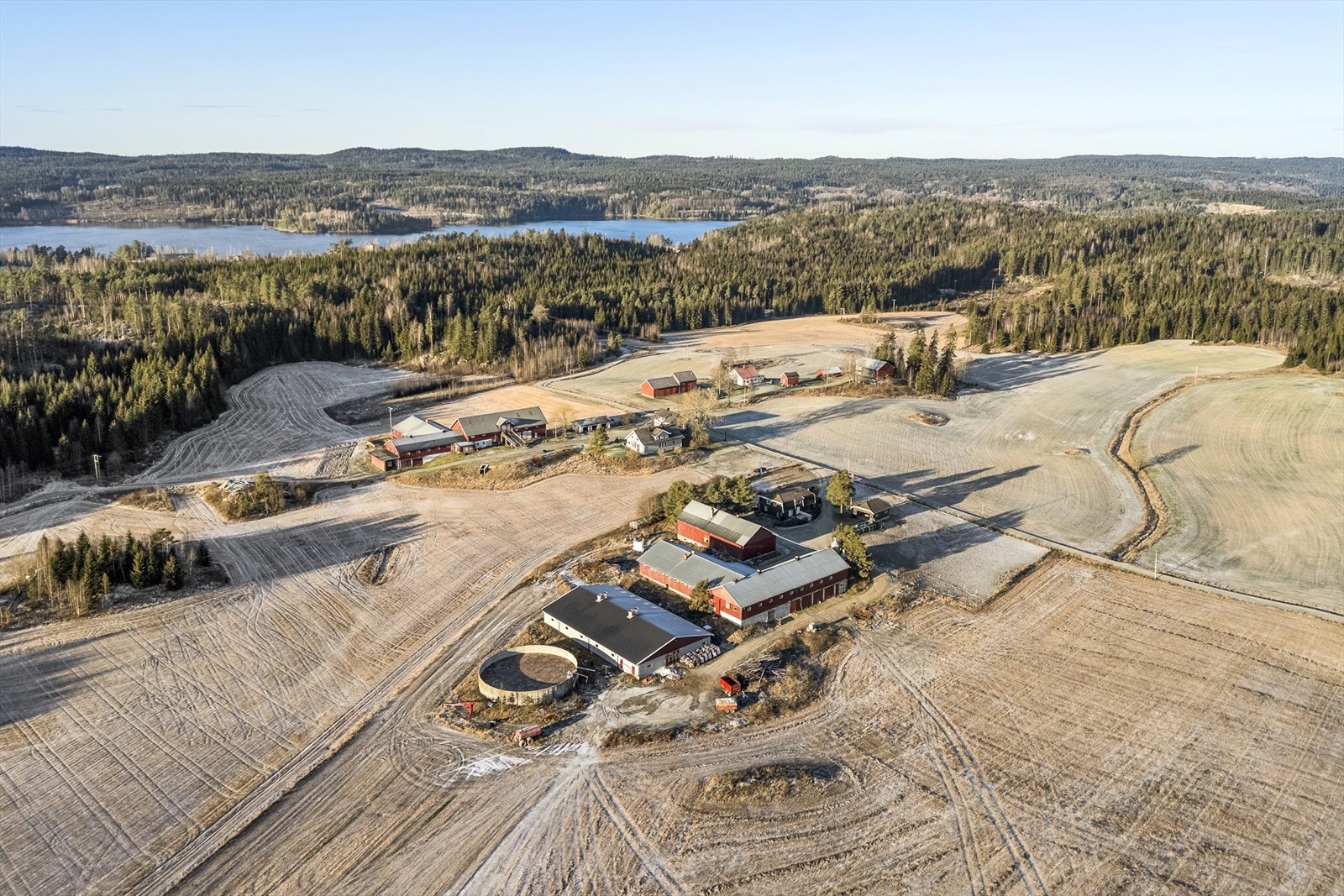 Tunet er opparbeidet med plenarealer, gruset gårdsplass og adkomstvei, rikelig med parkering i gårdsplassen Galleribilde