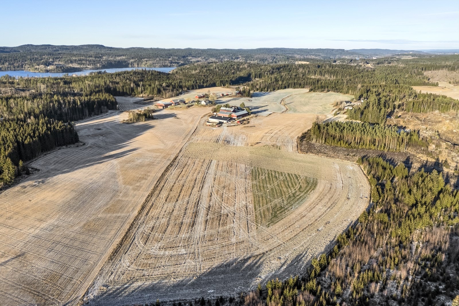 Gården er omkranset av åkrer og små skogholt. Galleribilde