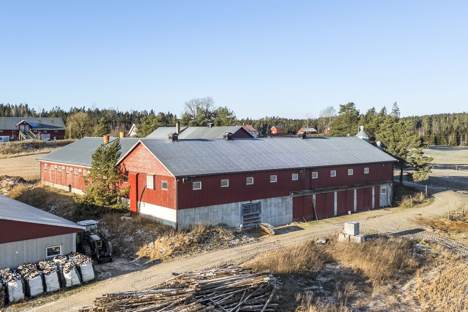 Driftsbygning m/grisehus for purker og smågris Galleribilde