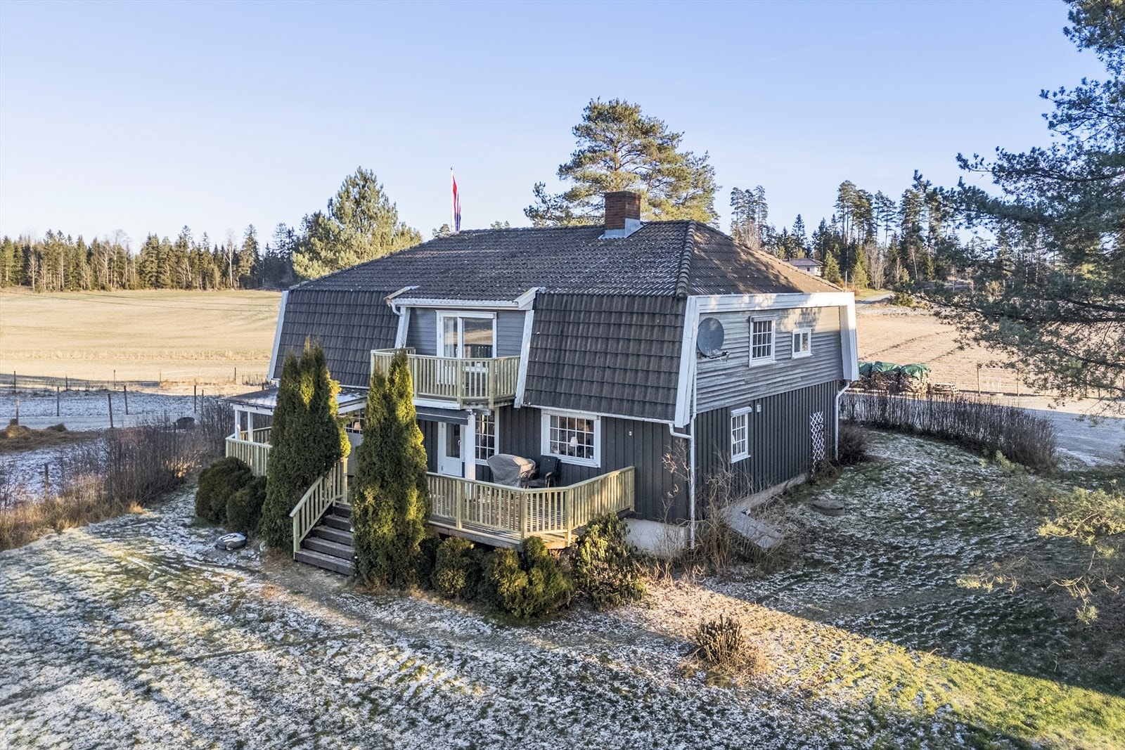 Våningshuset har 2 plan med bl.a. 4 soverom, stue, kjøkken, bad/vaskerom. Galleribilde