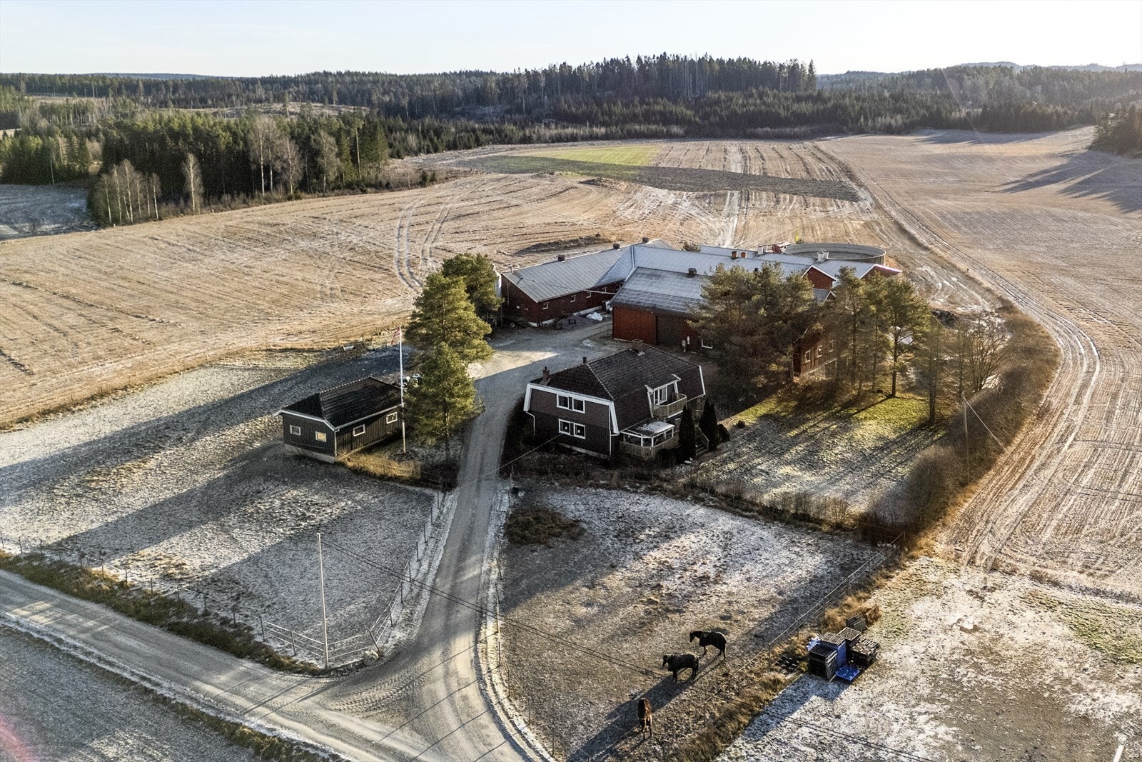 Tegneby & Grønnerød Landbruksmegling AS har gleden av å presentere landbrukseiendommen Herrudveien 94, idyllisk beliggende i Marker kommune Galleribilde