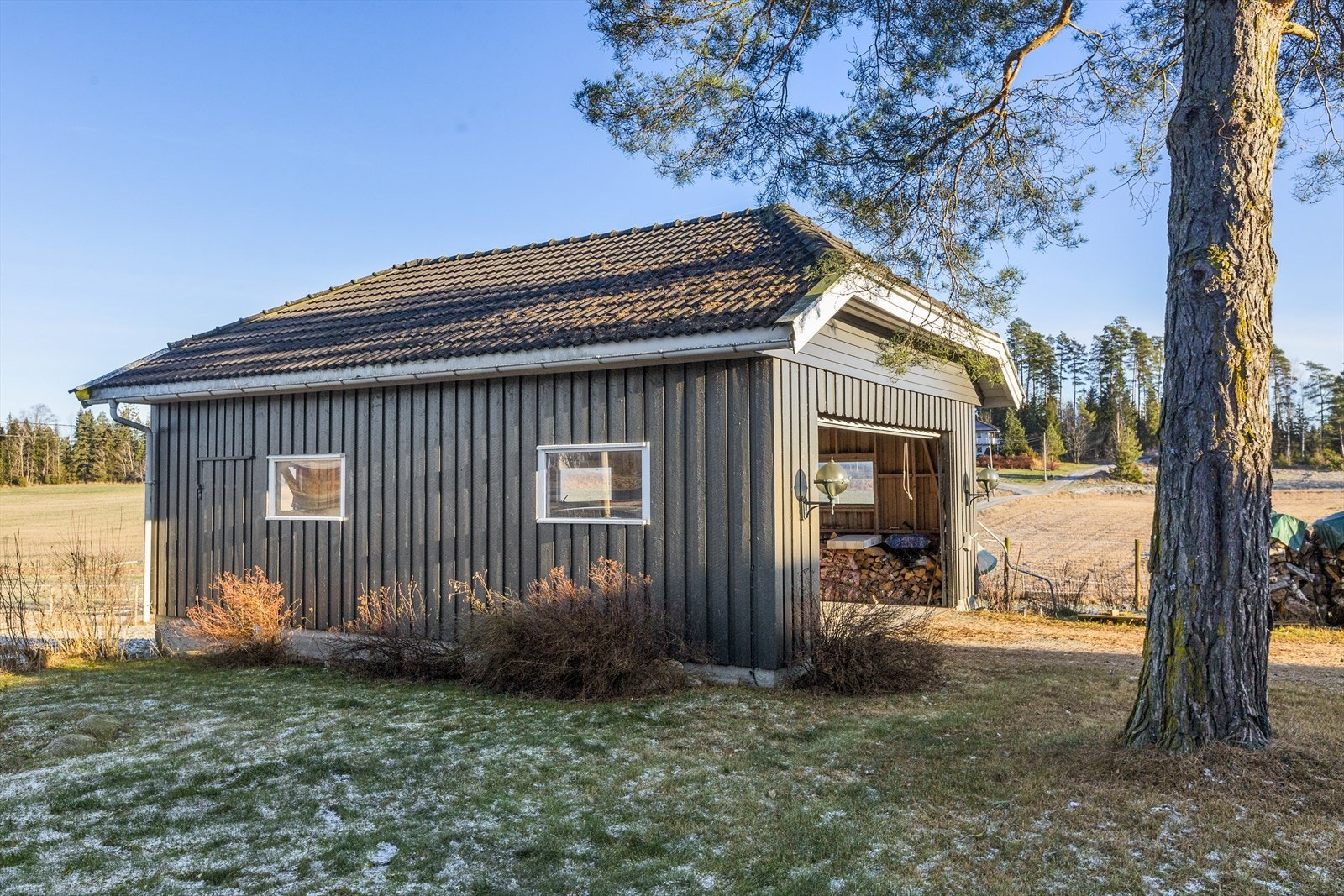 Stor dobbel garasje Galleribilde