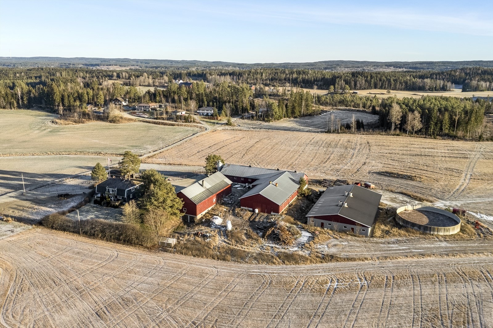 Eiendommen utgjør totalt ca 394,4 dda, hvorav blant annet 178,3 dda fulldyrka jord og 198,4 dda produktiv skog Galleribilde