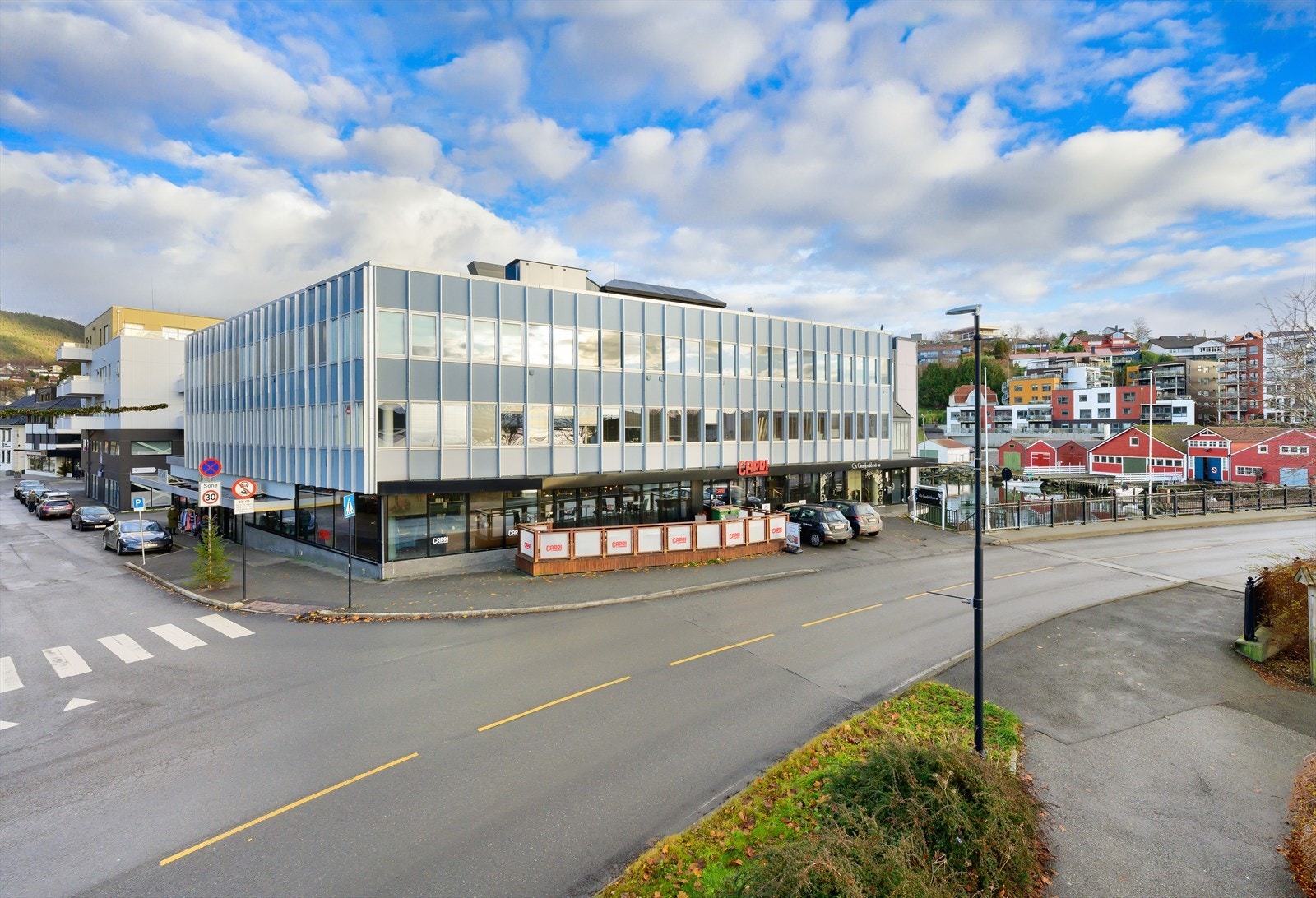 Fasade fra hovedveien Galleribilde