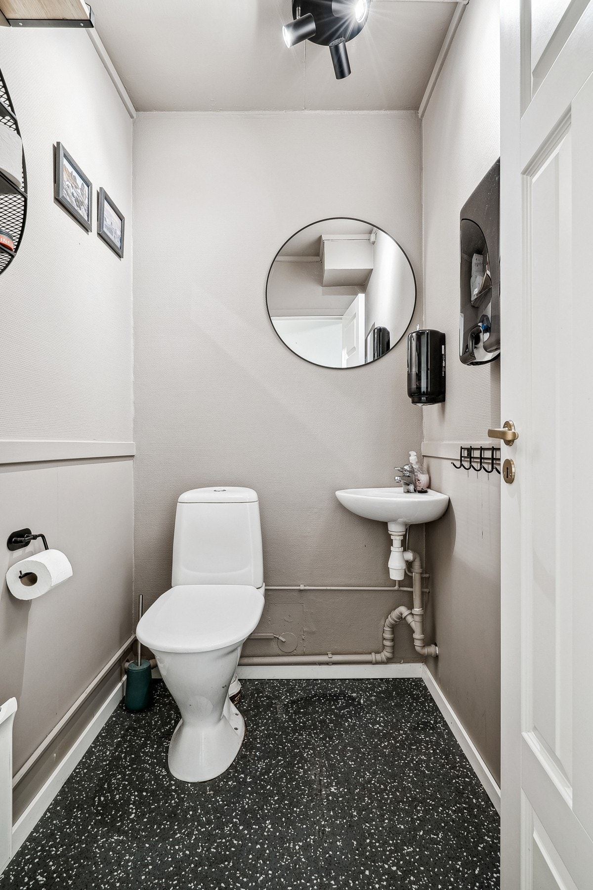 Wc - kjeller Galleribilde