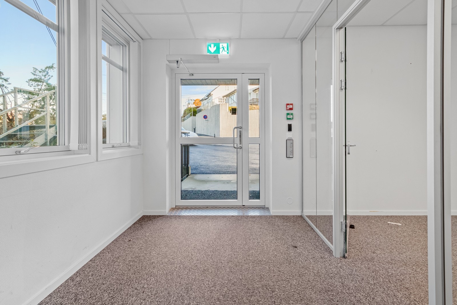 Hovedinngangen ved parkeringsplassen. Galleribilde
