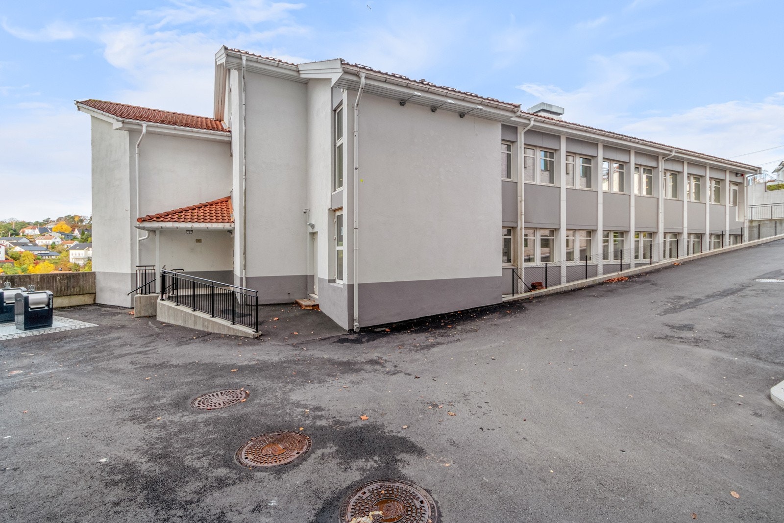 Bygget har inngang fra 2 sider og i forskjellig plan. Bygget går over 4 etasjer + loftsetasje. Galleribilde