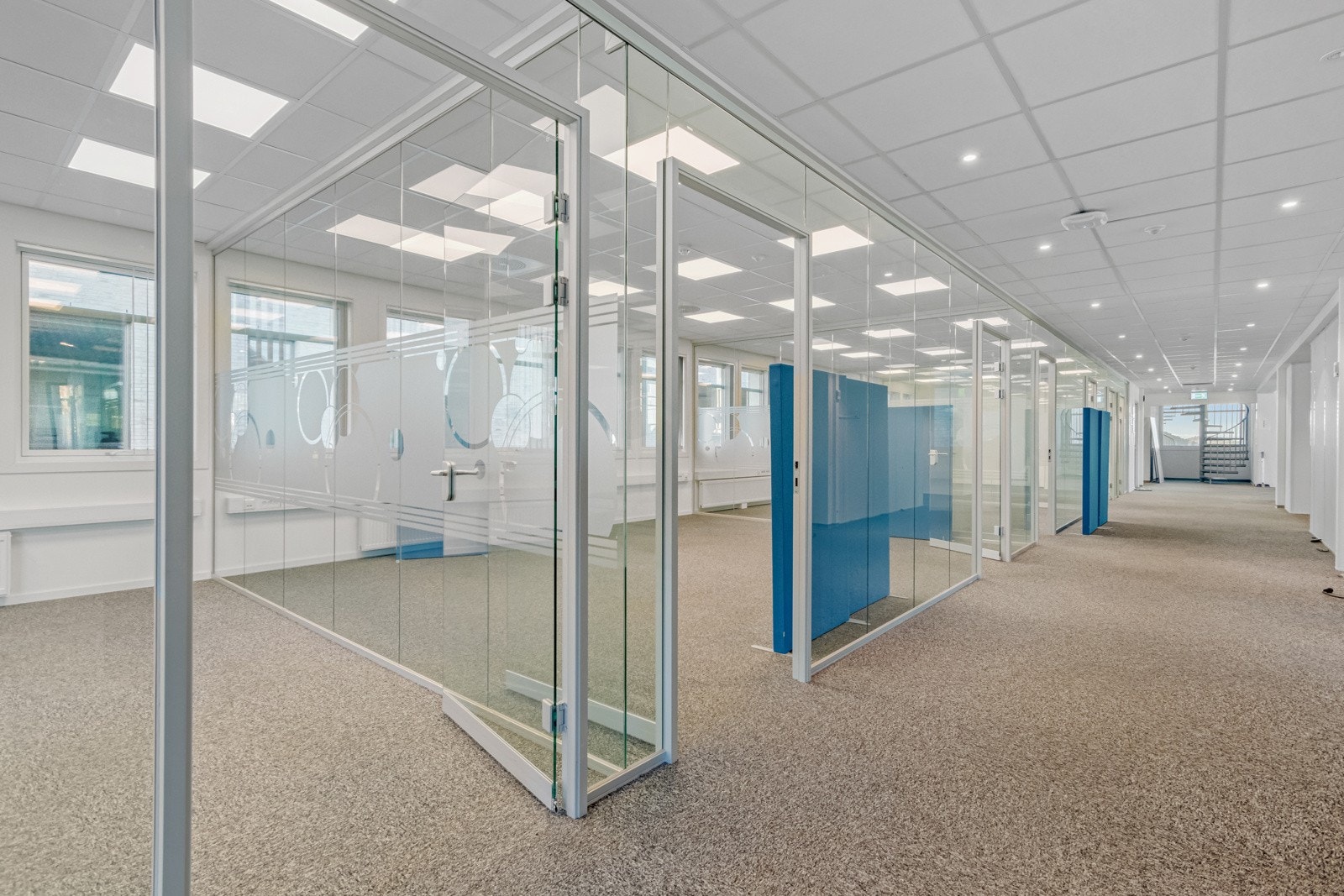 Det er innredet til mange kontorer i bygget og det er en gjennomgående bra, moderne standard. Galleribilde
