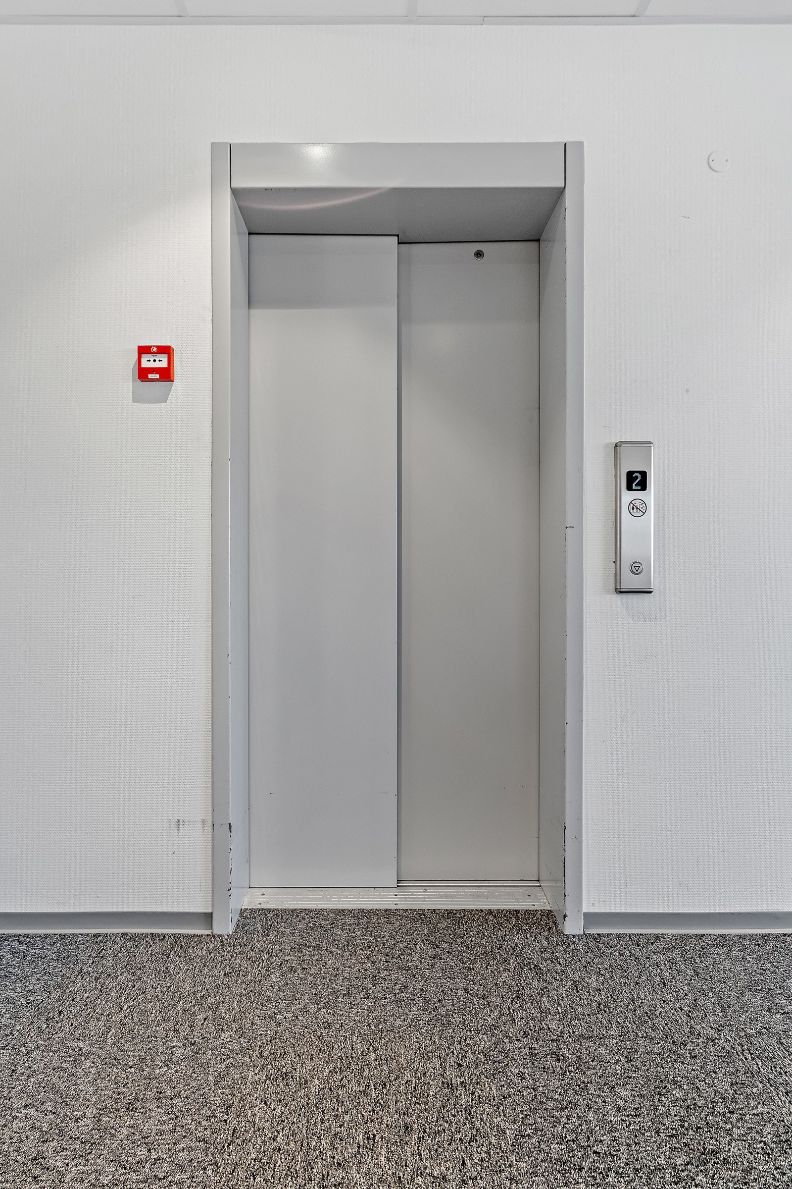 Det er moderne heis i bygget. Galleribilde