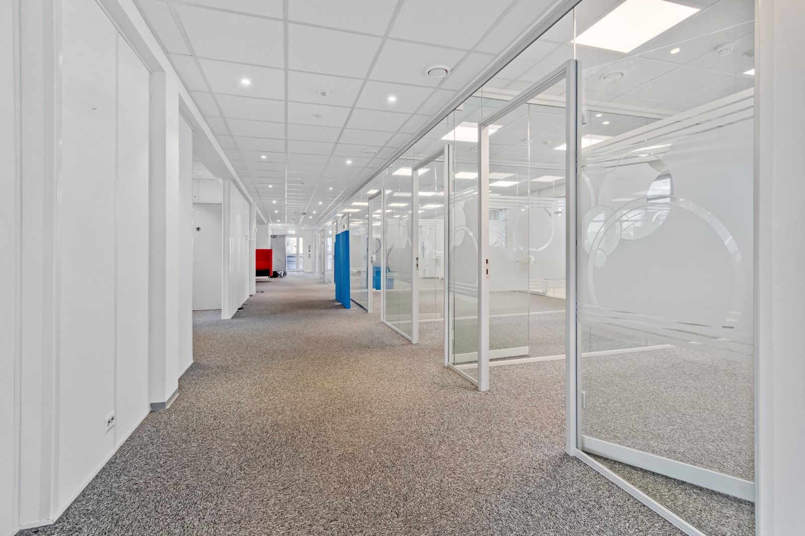 Moderne kontorer med glassvegger. Galleribilde
