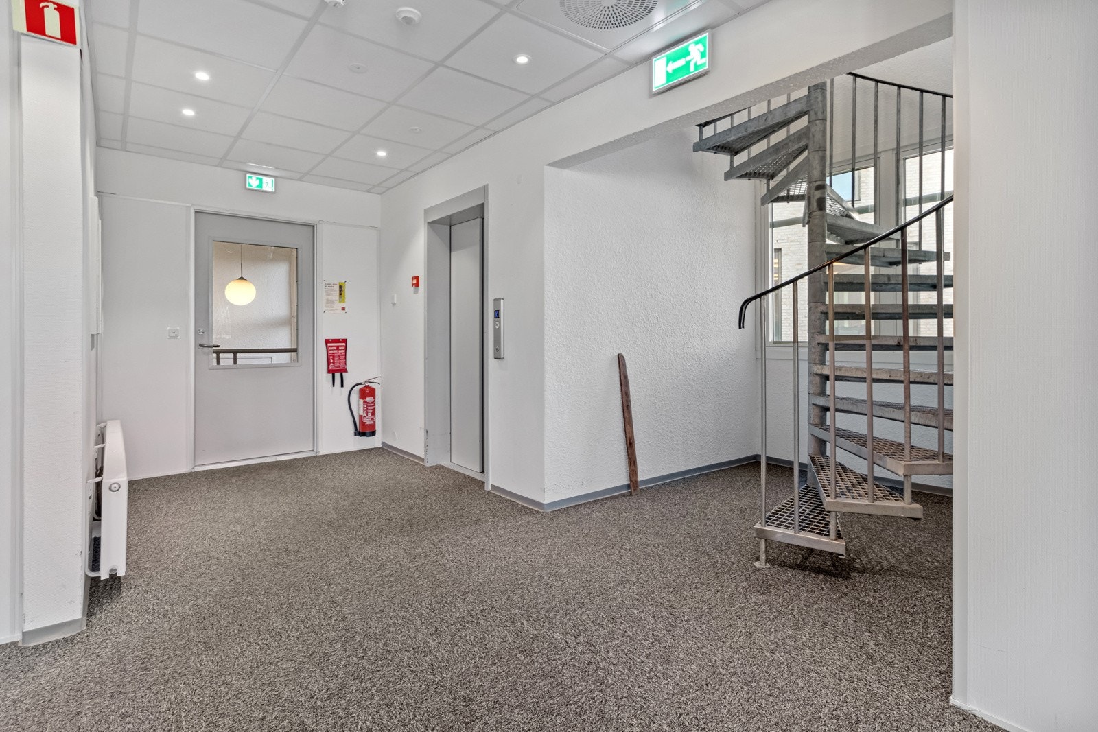 Trappegangen opp til loftsetasjen hvor det er ventilasjonsanlegg for bygget, samt litt lagerplass. Til venstre er heis og dør til trapperom mellom etasjene. Galleribilde