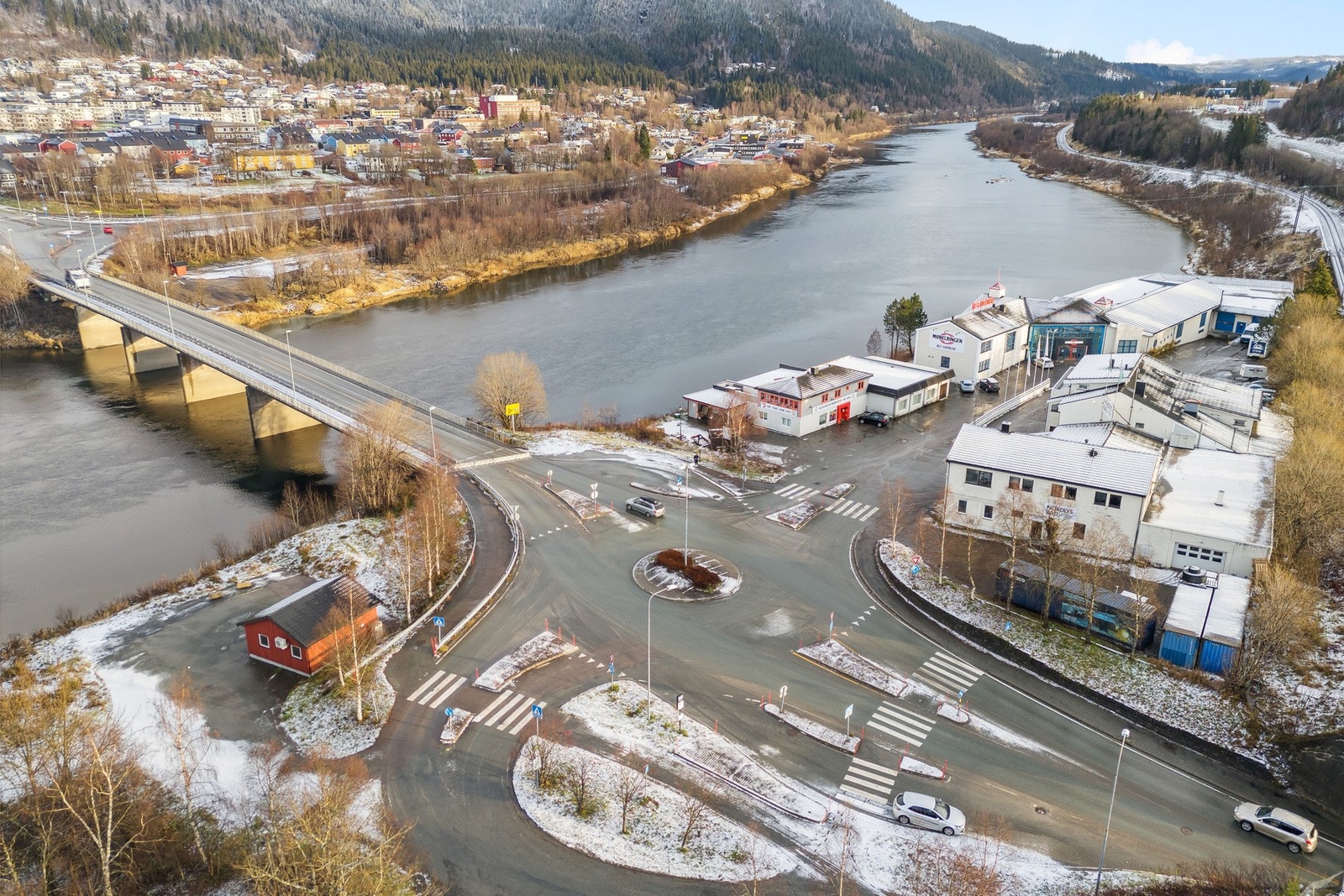 Områdebilde. Utfartsveien E6 med Rana elva. Galleribilde