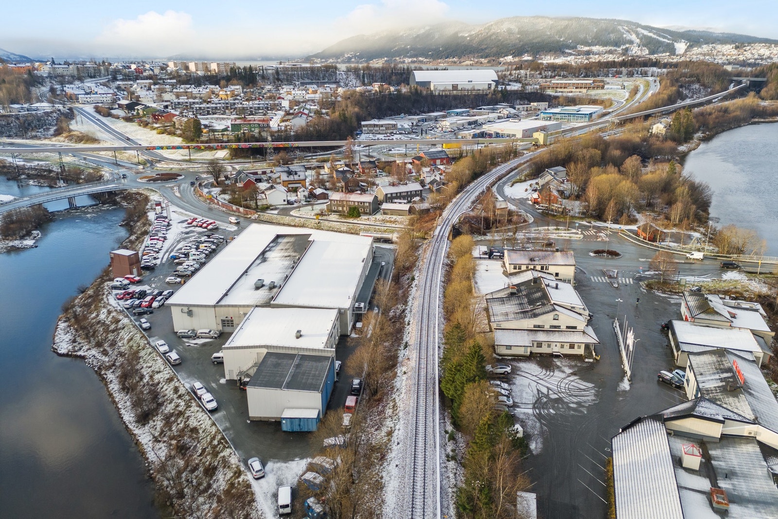 Områdebilde. Industri og spredt boligbebyggelse i området. Galleribilde