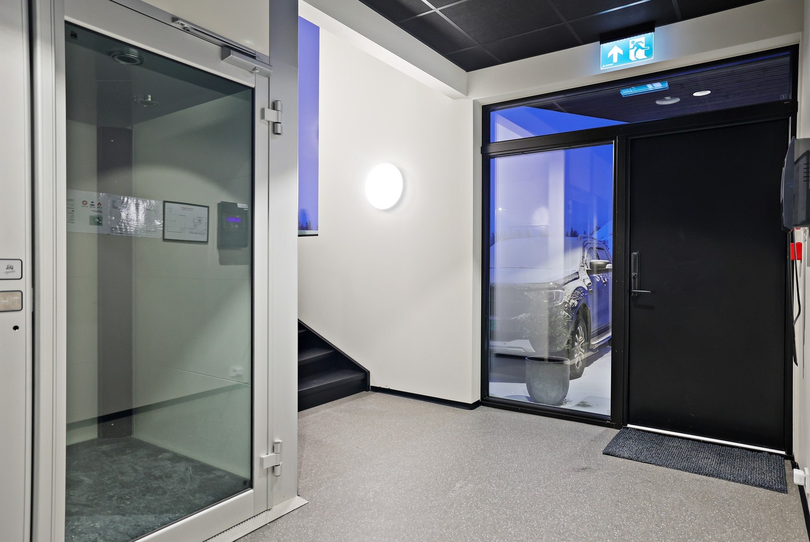 Vindfang med trapp og heis opp til andre etasje Galleribilde