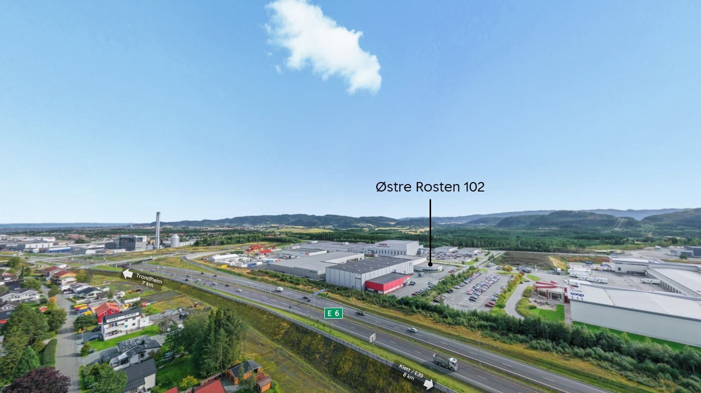 Eiendommen ligger like ved på /avkjøringsrampe til E6 på Tillermyra. Galleribilde
