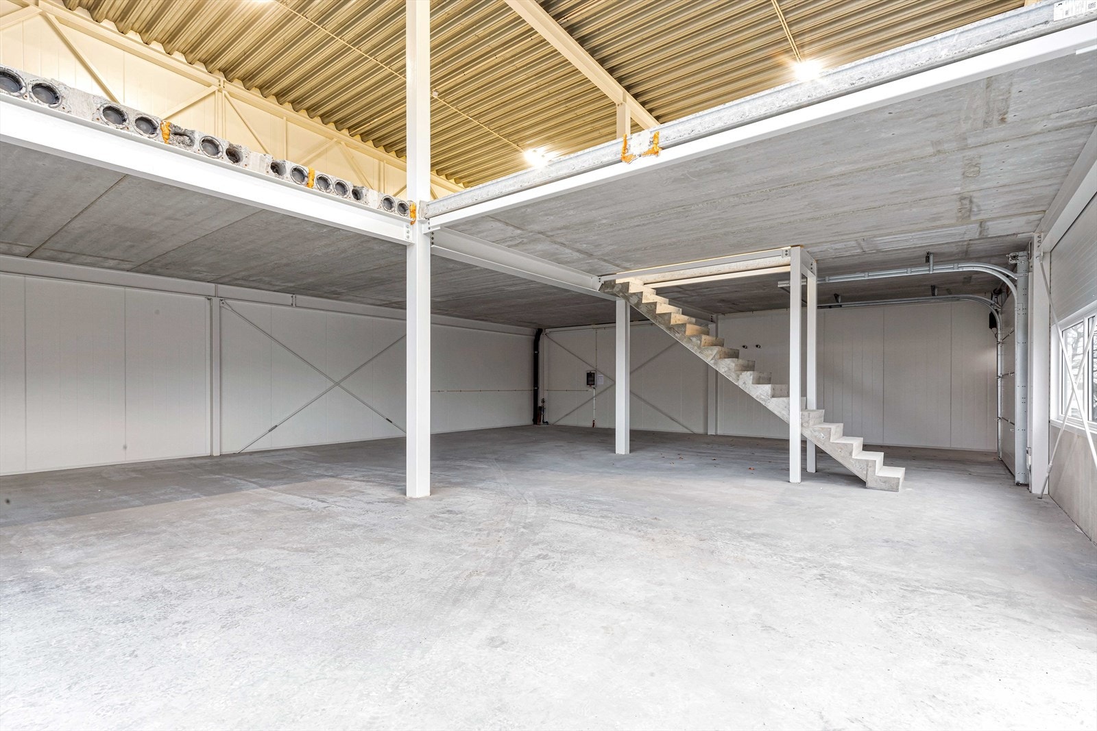 Stort åpent areal med kjøreport Galleribilde