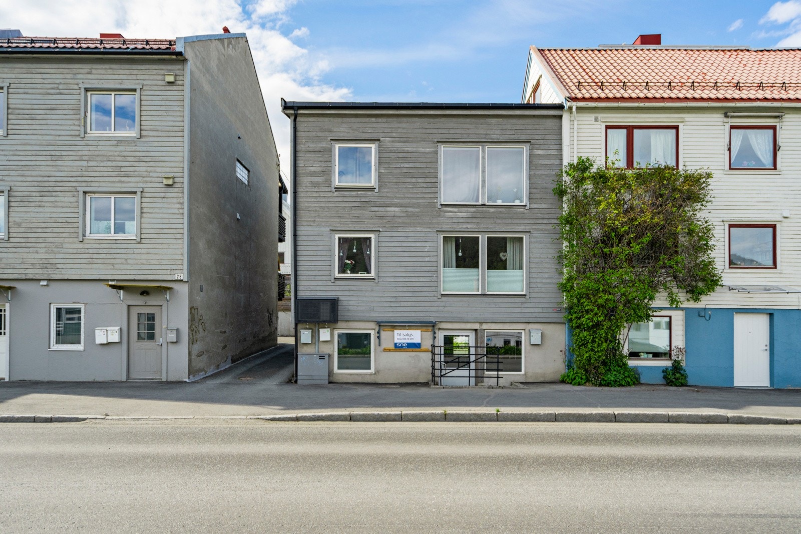 Inngang direkte fra Strandvegen. Innkjørsel til bakgården på venstre side. Galleribilde