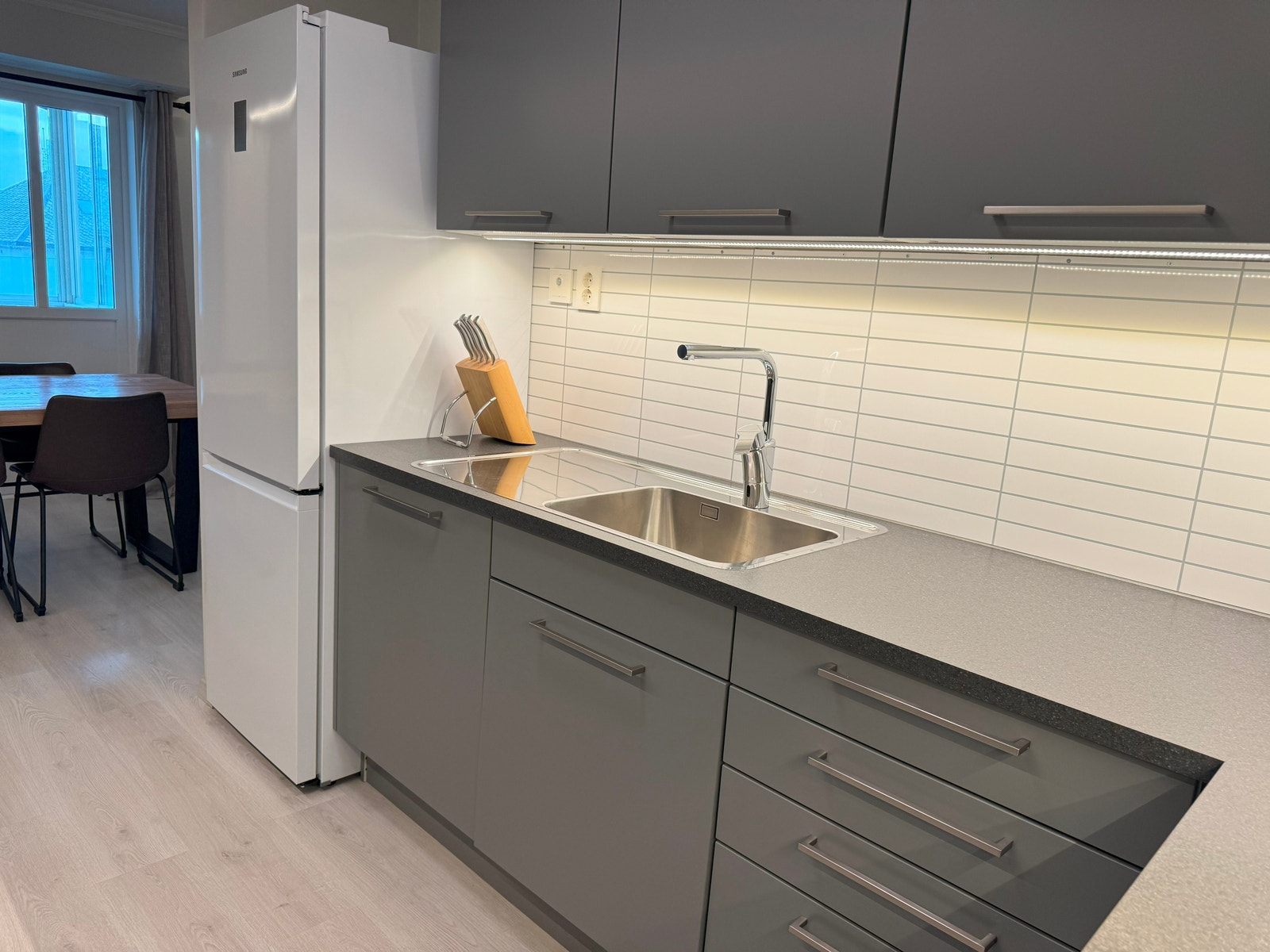 Kjøkken - vask / kjøleskap / fryseskap / oppvaskmaskin Galleribilde