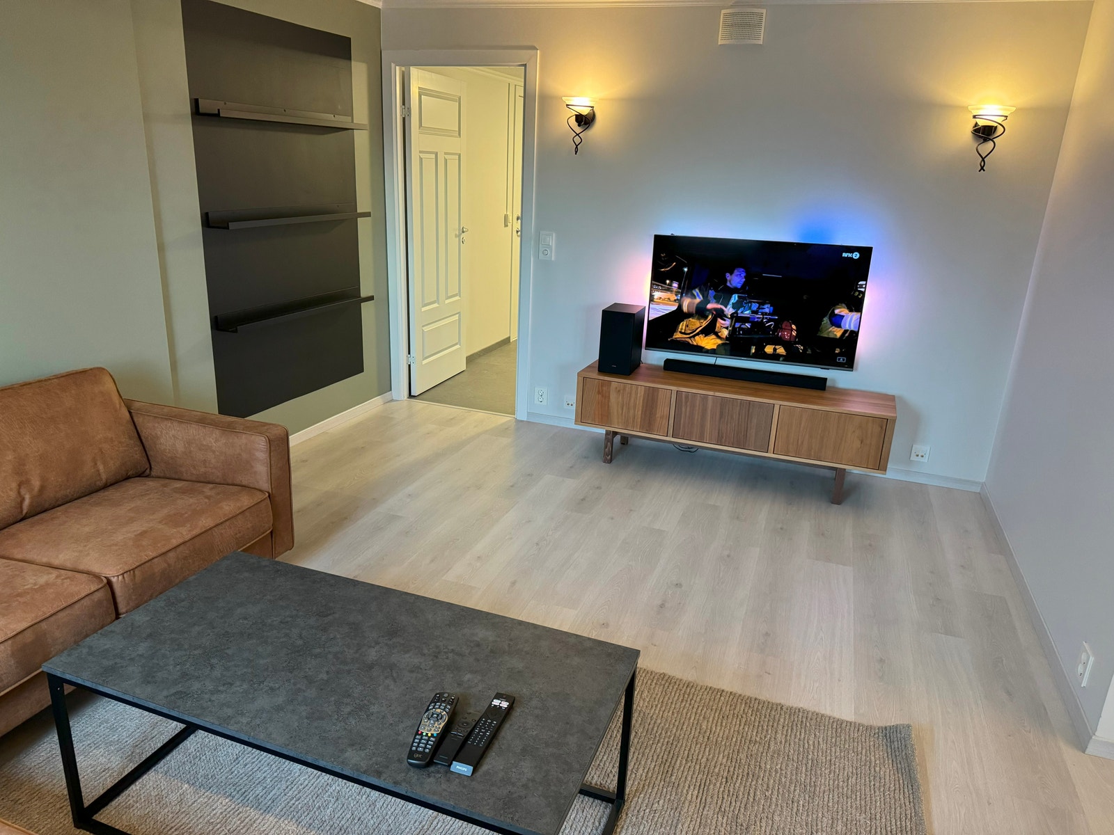 Stue - TV krok med kabel-TV og lydplanke/sub Galleribilde