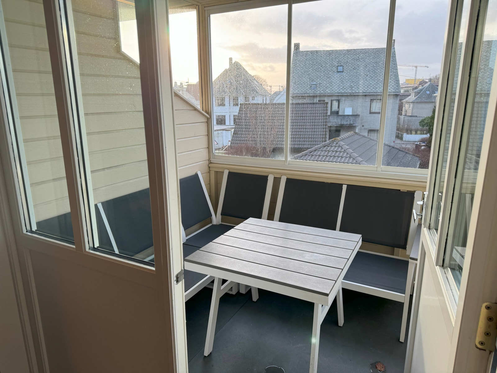 Innglasset balkong mot fredelig område Galleribilde