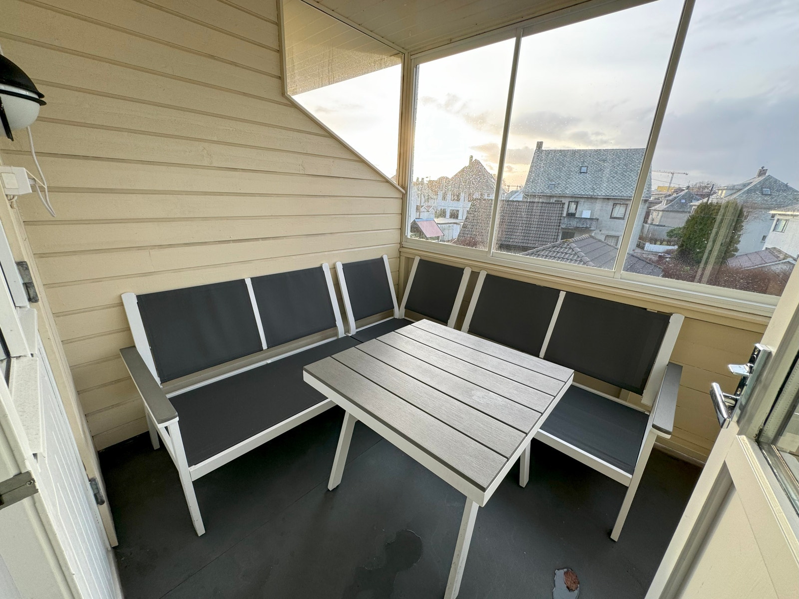 Innglasset balkong mot fredelig område Galleribilde