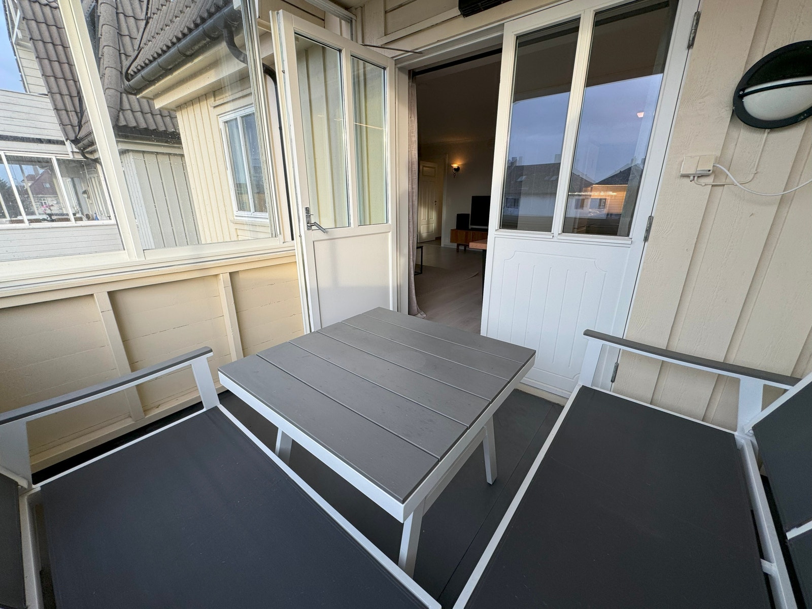 Innglasset balkong mot fredelig område Galleribilde