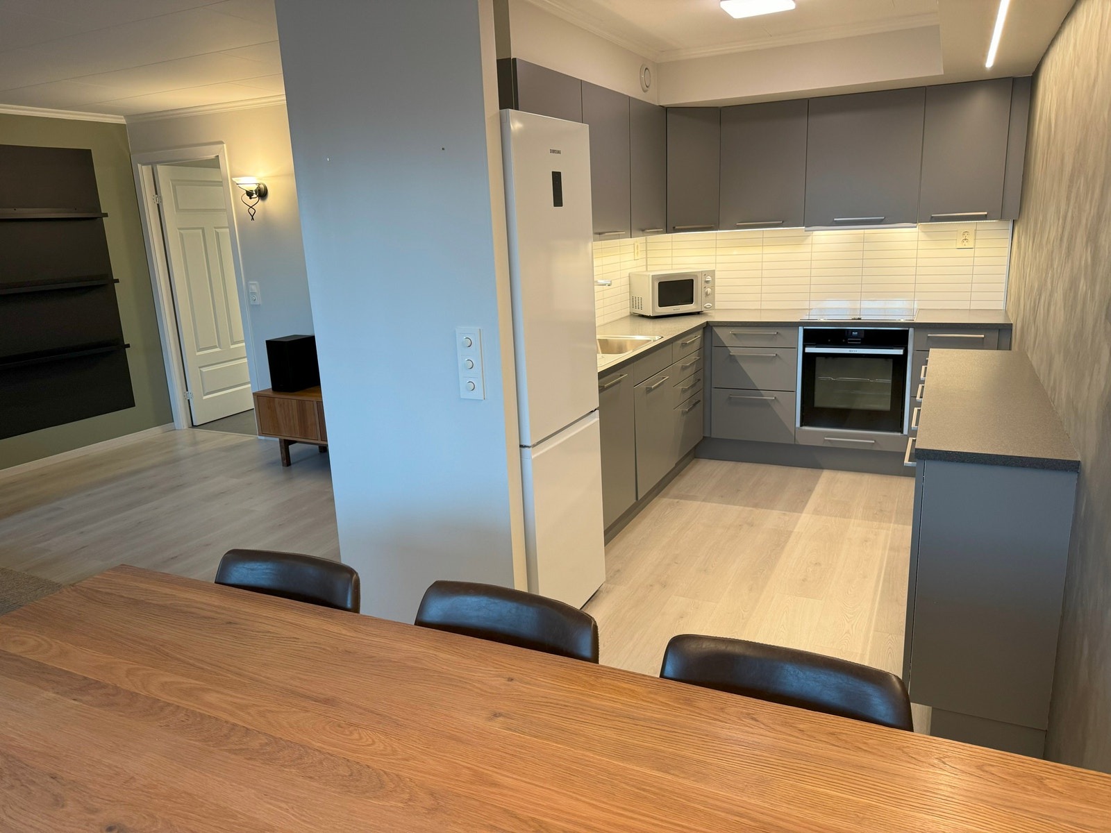 Spisebord mot kjøkken Galleribilde