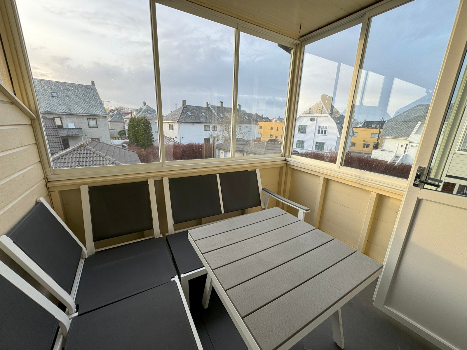 Innglasset balkong mot fredelig område Galleribilde