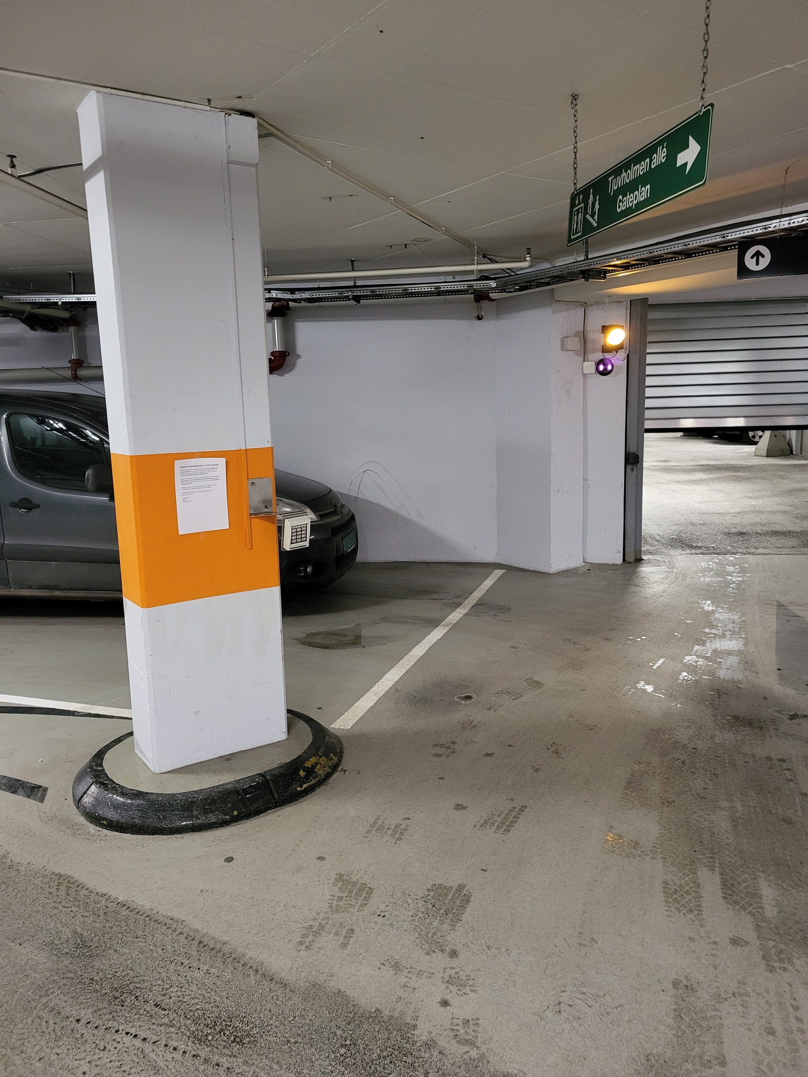 Ved terminalen hvor adgangsbrikken avleses for tilgang Galleribilde
