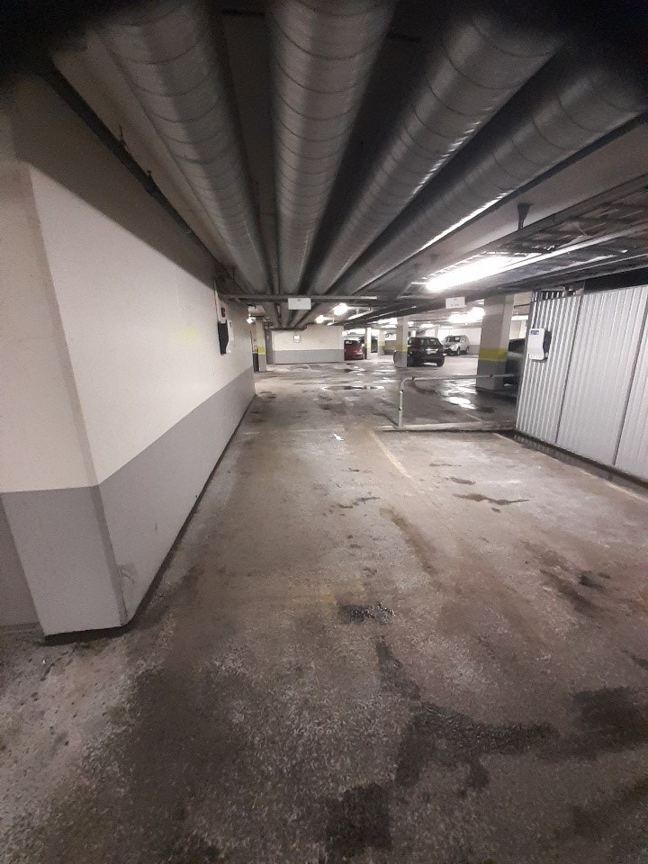 Selve parkeringsplassen - den delen som er nærmest veggen Galleribilde