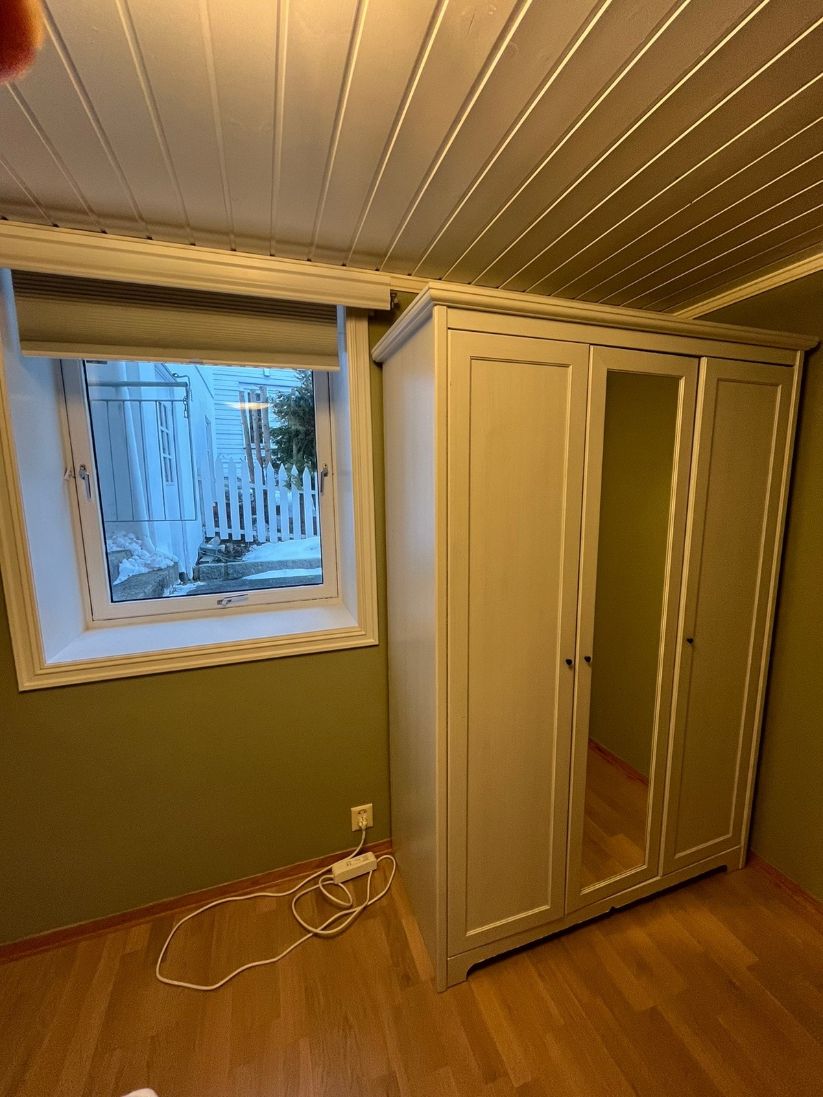 Vindu ut mot friluft og garderobesjap i soverom, perienne kan dras ned Galleribilde
