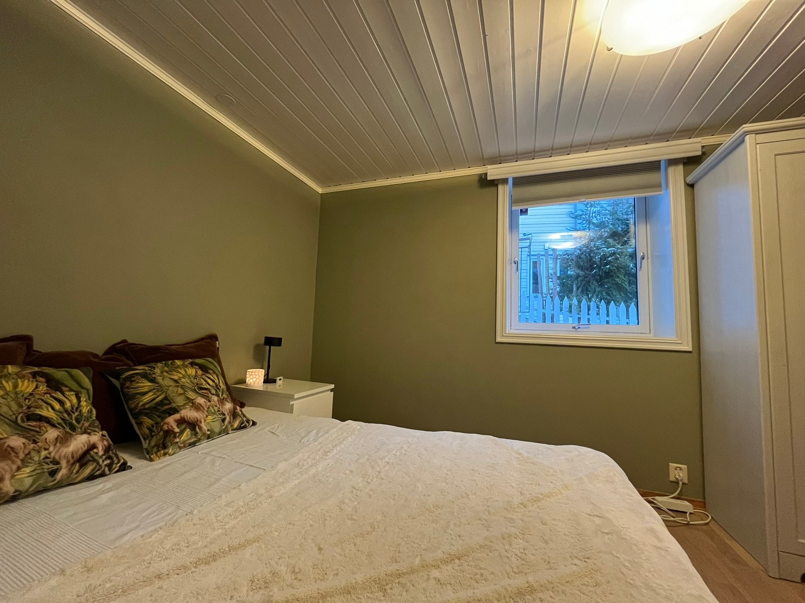 Soverom med garderobe, nattbord, kommode og 140cm seng, vindu til friluft Galleribilde